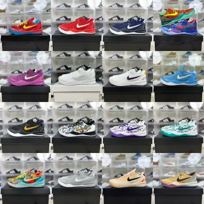 🟥【集合图】本地160 ▪️Z版真碳板 Nike Kobe 8 Protro 科比8代低帮篮球鞋 ▪️ (39 40 40.5 41 42 42.5 43 44 44.5 45 46) ▪️Nike Zoom Kobe 8由耐克运动鞋创意总监Eric Avar带领的设计团队与科比本人紧密合作而成,融入了科比在球场上的运动特点和习惯.该鞋款旨在打造一款低帮、轻质且能适应快速打法的篮球鞋,同时保证足够的支撑和保护性能.科比本人对于这双球鞋的期望是如同双脚的一部分,毫无负赘感,帮助他在比赛中如光速般移动.采用革新编织网眼材料,为双脚提供了卓越的贴合感、极致的轻盈以及360度全方位透气性.这种材料的使用使得鞋面在紧密包裹足部的同时,也提供了足够的柔韧性和支撑力.全掌Lunarlon中底系统结合了轻盈感、缓震性、低帮构造与稳定感四大优势,为球员提供出色的缓震性能和能量回馈.还搭载了Zoom Air气垫技术,进一步提升了鞋子的快速响应性能和场地感.采用XDR橡胶材料制成,耐磨且抓地力超群.外底刻有经典人字形骨纹与蛇鳞图腾,既美观又实用,确保了球员在比赛中的稳定性和灵活性.